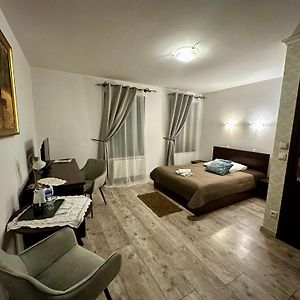 Dworek Zloty Rog Hotel I Restauracja